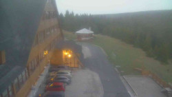 Parkoviště a hlavní vchod