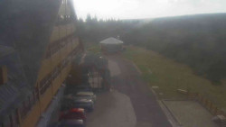 Parkoviště a hlavní vchod