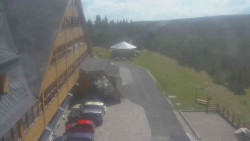 Parkoviště a hlavní vchod