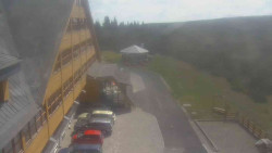 Parkoviště a hlavní vchod