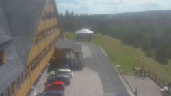 Parkoviště a hlavní vchod