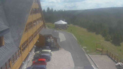 Parkoviště a hlavní vchod