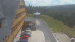 Parkoviště a hlavní vchod