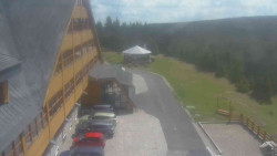 Parkoviště a hlavní vchod