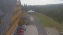 Parkoviště a hlavní vchod