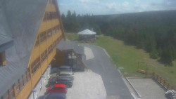Parkoviště a hlavní vchod