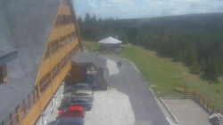 Parkoviště a hlavní vchod