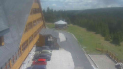 Parkoviště a hlavní vchod