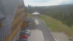 Parkoviště a hlavní vchod