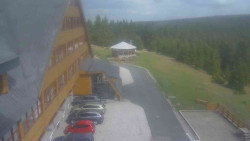 Parkoviště a hlavní vchod