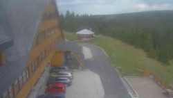 Parkoviště a hlavní vchod