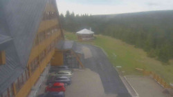 Parkoviště a hlavní vchod