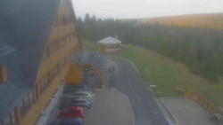 Parkoviště a hlavní vchod