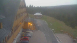 Parkoviště a hlavní vchod