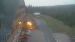 Parkoviště a hlavní vchod