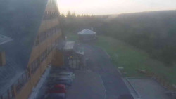 Parkoviště a hlavní vchod
