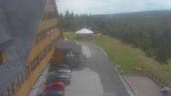 Parkoviště a hlavní vchod
