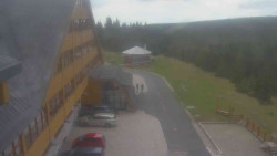 Parkoviště a hlavní vchod
