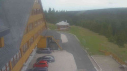 Parkoviště a hlavní vchod