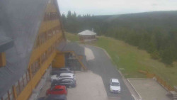 Parkoviště a hlavní vchod