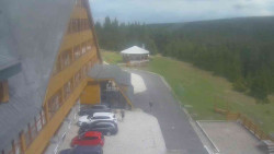 Parkoviště a hlavní vchod