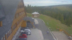 Parkoviště a hlavní vchod