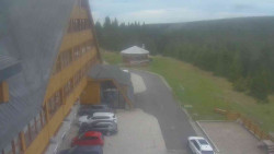 Parkoviště a hlavní vchod
