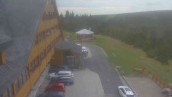 Parkoviště a hlavní vchod