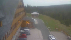 Parkoviště a hlavní vchod
