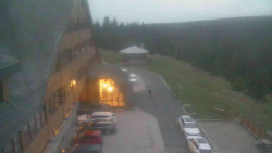 Parkoviště a hlavní vchod