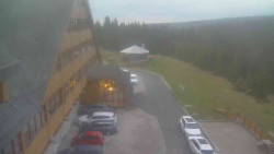 Parkoviště a hlavní vchod