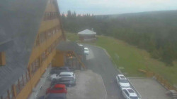 Parkoviště a hlavní vchod