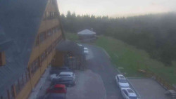 Parkoviště a hlavní vchod