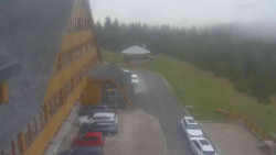 Parkoviště a hlavní vchod