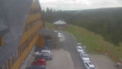 Parkoviště a hlavní vchod