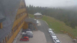 Parkoviště a hlavní vchod