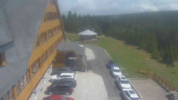 Parkoviště a hlavní vchod