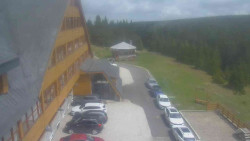 Parkoviště a hlavní vchod