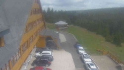 Parkoviště a hlavní vchod