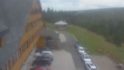 Parkoviště a hlavní vchod