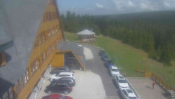 Parkoviště a hlavní vchod