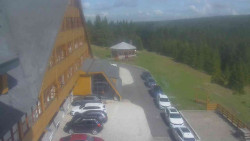 Parkoviště a hlavní vchod
