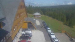 Parkoviště a hlavní vchod