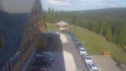 Parkoviště a hlavní vchod