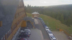 Parkoviště a hlavní vchod