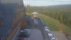 Parkoviště a hlavní vchod