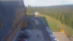 Parkoviště a hlavní vchod