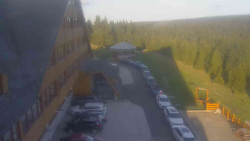 Parkoviště a hlavní vchod