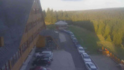 Parkoviště a hlavní vchod