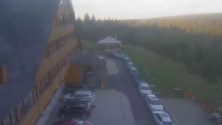 Parkoviště a hlavní vchod
